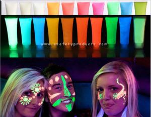 어둠의 얼굴에 빛나는 그림판